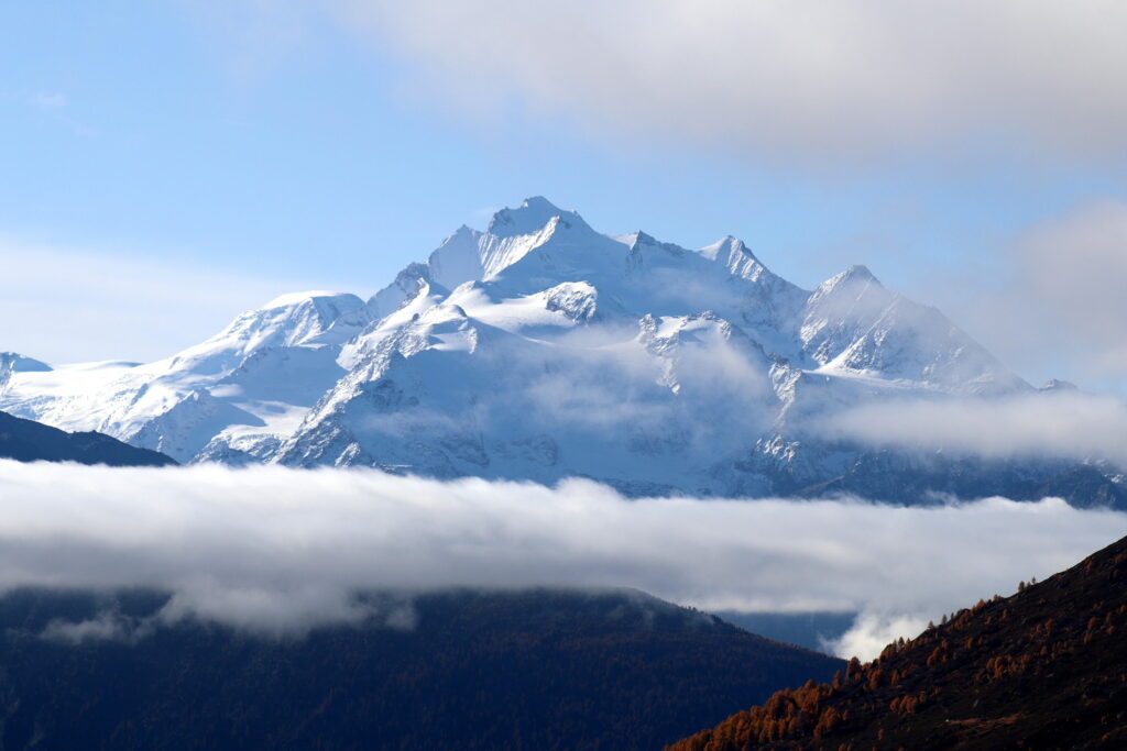 Vergezicht op de besneeuwde Alpen