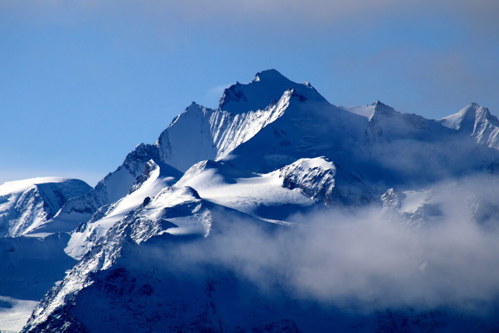 Besneeuwde bergtoppen